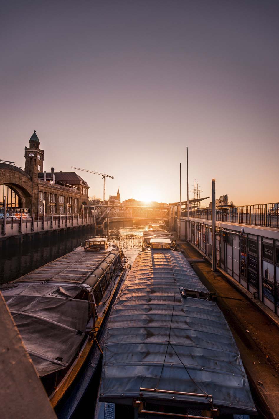 Sonnenaufgang am Hafen